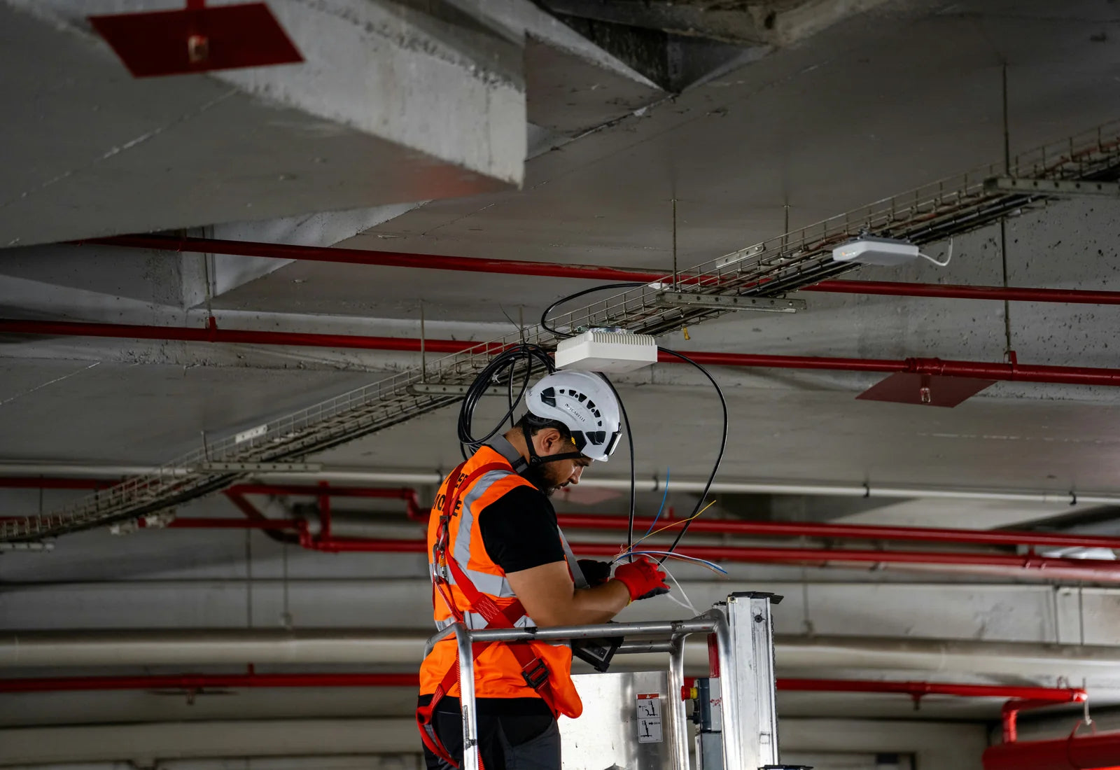 Técnico implementando una instalación en terreno.
