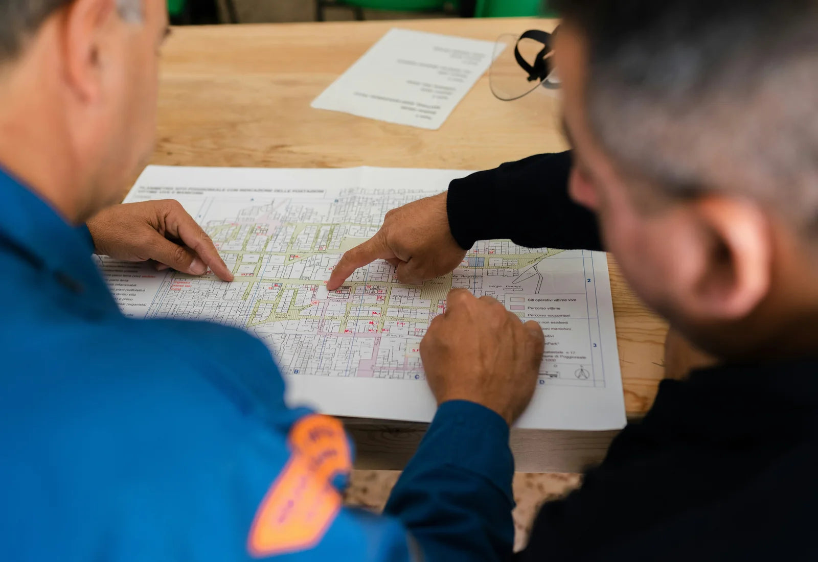 Equipo revisando un plano durante una consultoría industrial.