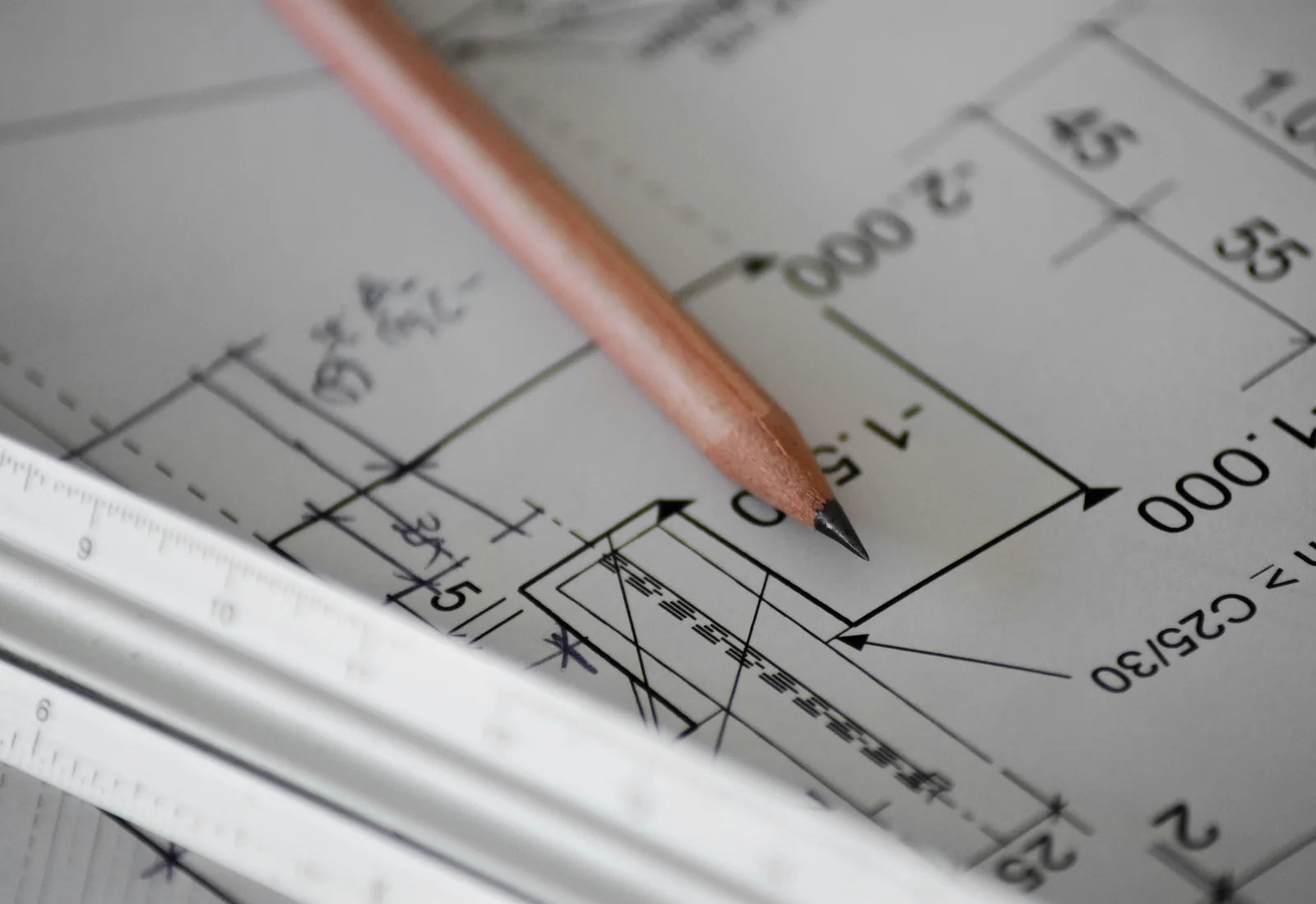 Plano técnico y lápiz durante el diseño de una solución.
